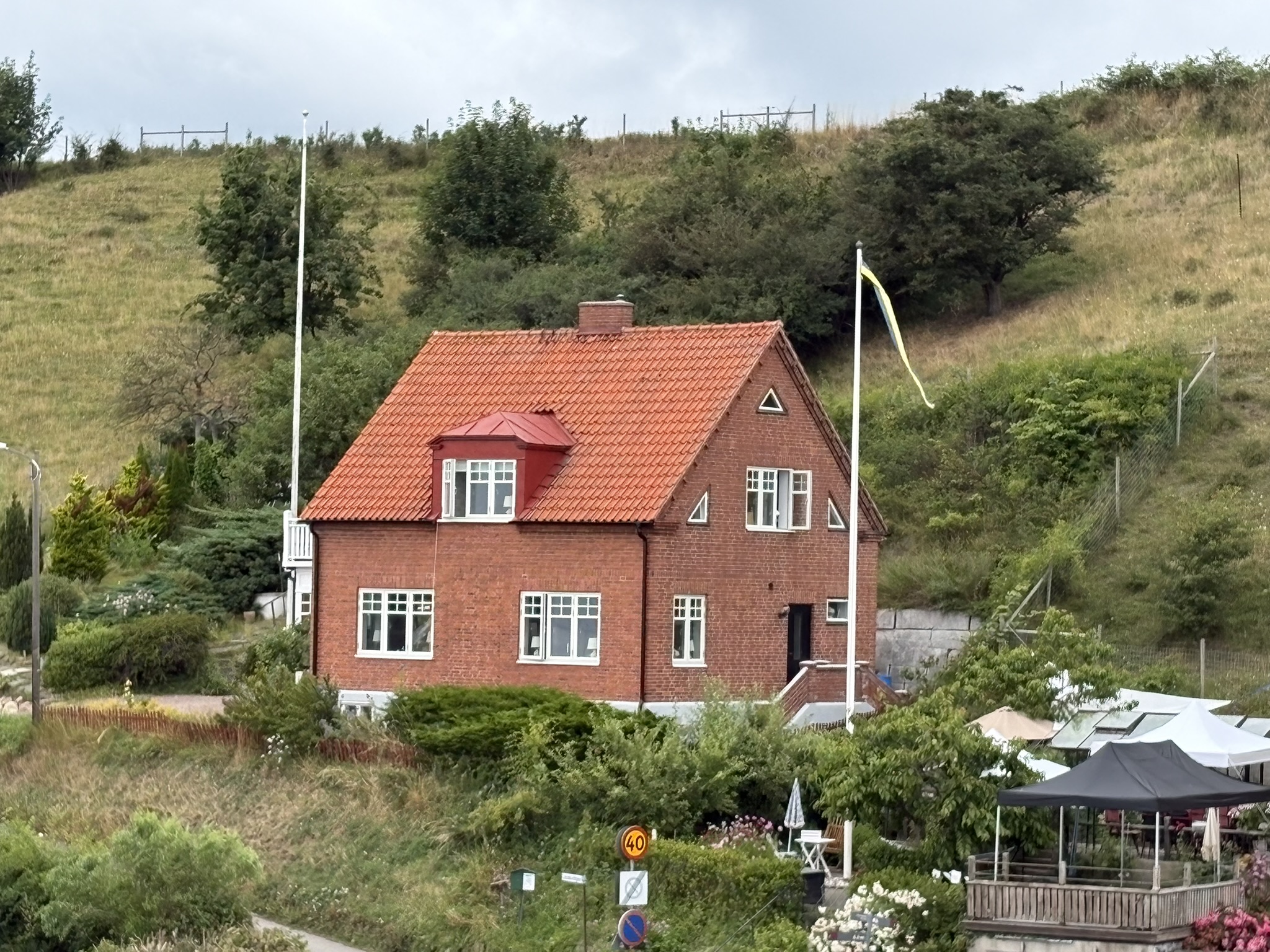 码头旁的红砖小屋